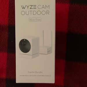 Wyze Cam Outdoor Wire-Free Bundle in White